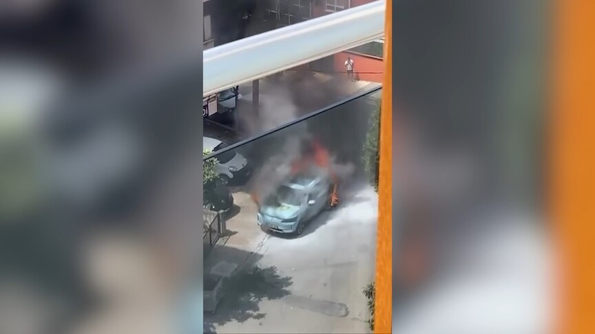 Maltepe'de park halindeki elektrikli otomobil yandı