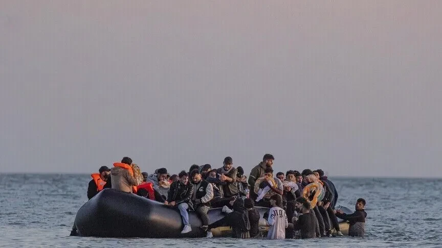 Një varkë e vogël me 230 emigrantë rekord kalon Kanalin Anglez për në Britani