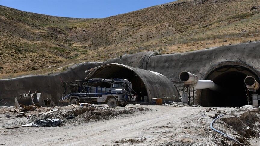 Hakkari'de 4 bin 566 metre uzunluğundaki T-2 Tüneli'nde çalışmalar sürüyor haber görseli