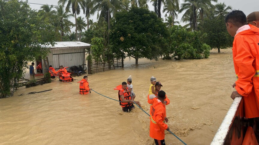 Filipinler'de tropikal siklonlar ve muson yağmurları nedeniyle 12 kişi hayatını kaybetti haber görseli