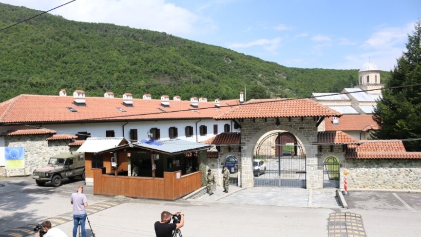 Policia e Kosovës fillon gradualisht të marrë përsipër sigurinë e Manastirit të Deçanit