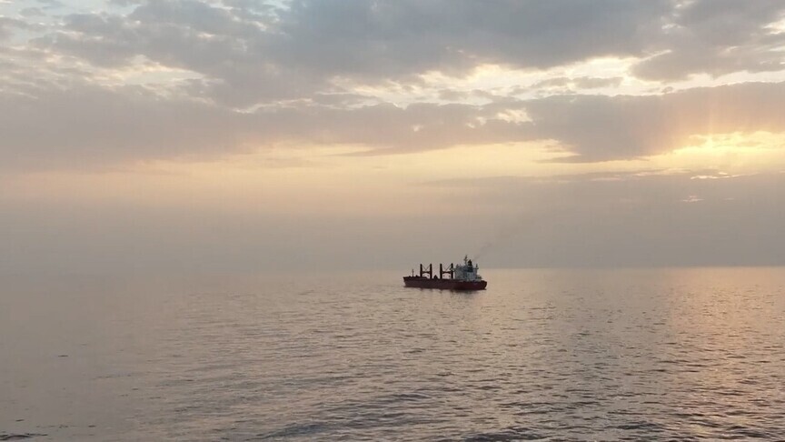اليمن: 4 قتلى من طاقم سفينة محلية استهدفها الحوثيون بصواريخ
