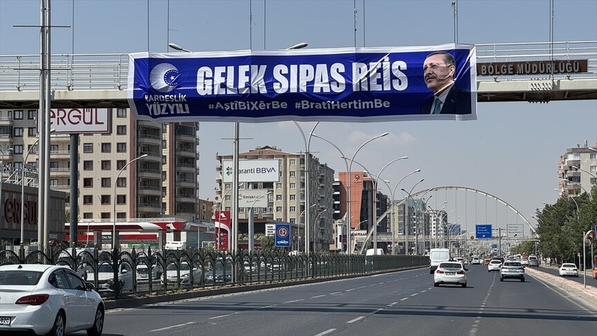 AK Parti Diyarbakır Gençlik Kollarından Cumhurbaşkanı Erdoğan'a pankartla teşekkür haber görseli