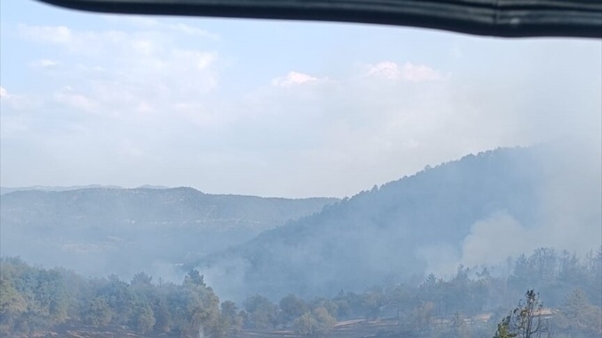 Bolu'da ormanlık alanda çıkan yangına müdahale ediliyor haber görseli