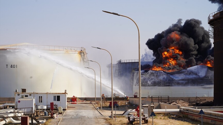 Libya'da Zaviye Petrol Kompleksine İHA'lı saldırı sonucu çıkan yangını söndürme çalışmaları sürüyor haber görseli