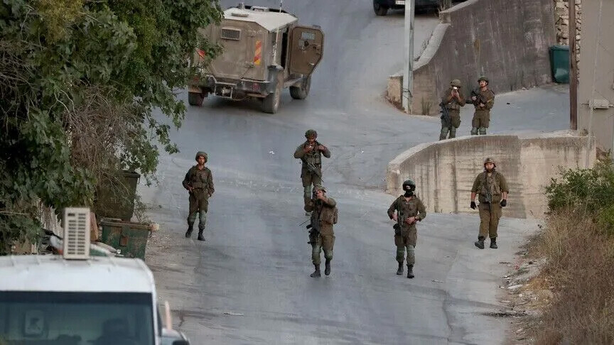 بينهم طفل معاق.. الجيش الإسرائيلي يعتقل 24 فلسطينيا بالضفة
