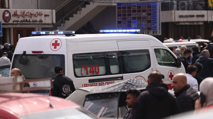 İsrail'in Lübnan'ın güneyinde yaralı taşıyan ambulansı hedef aldığı saldırıda 2 kişi yaralandı haber görseli