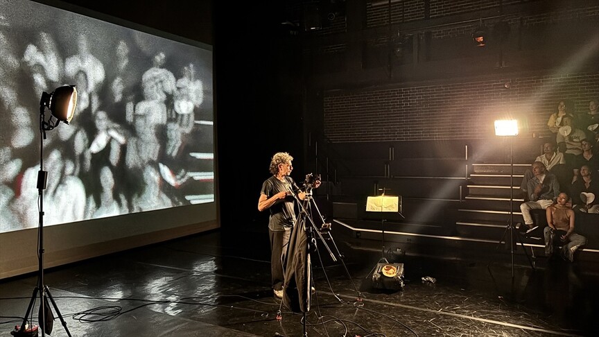 Oyuncu ve yönetmen Mehmet Ali Nuroğlu'nun tek kişilik performansı "Dünyada" Londra'da sahnelendi