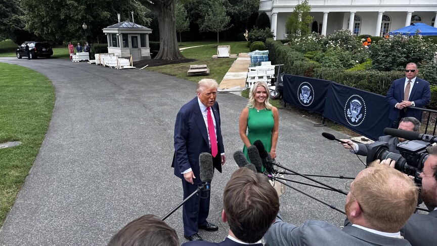 Trump, Beyaz Saray Sözcüsü Leavitt'in ay sonunda görevinden ayrılacağını duyurdu haber görseli