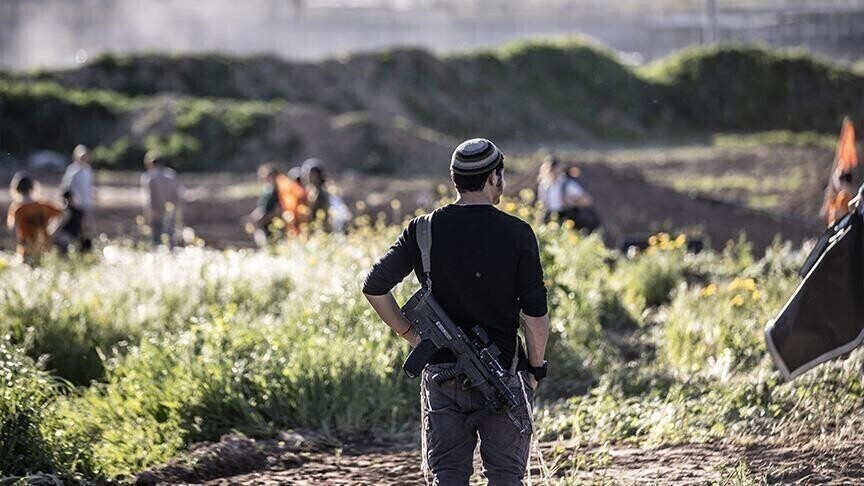 3 أيام بلا غذاء.. مستوطنون إسرائيليون يحاصرون 3 عائلات فلسطينية بنابلس