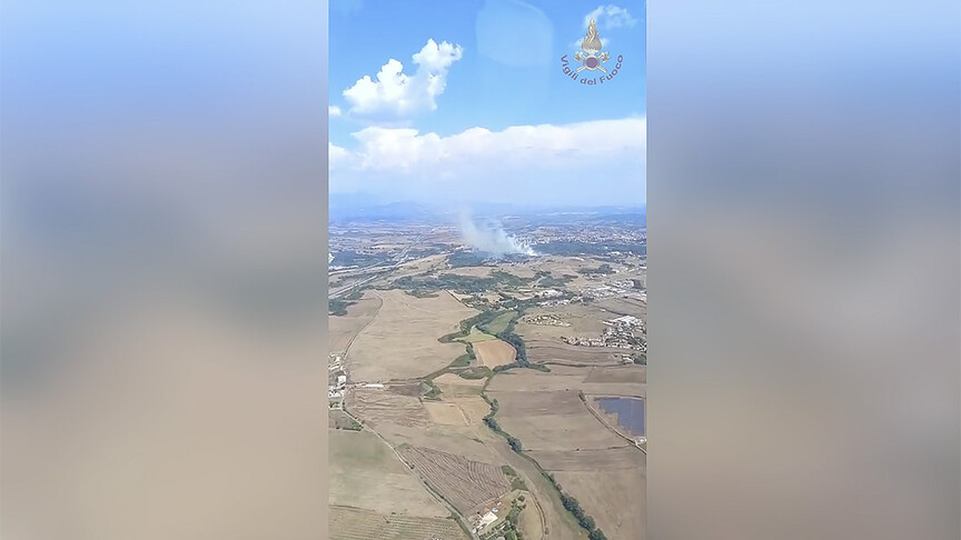 İtalya'da mühimmat firmasına ait tesiste yangının ardından patlama meydana geldi haber görseli