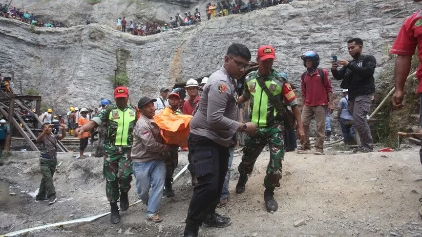 Indonezi  5 të vdekur nga rrëshqitja e dheut në një minierë ilegale të arit