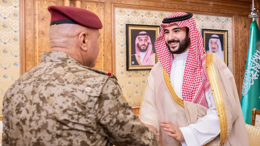 وزير الدفاع السعودي يبحث مع وفد أمني عراقي التعاون العسكري