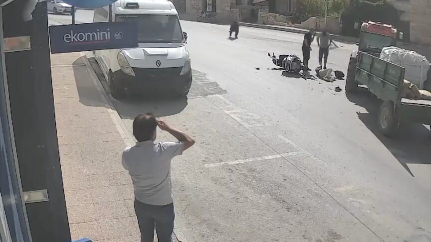 Mersin'de motosiklet ile traktörün çarpıştığı kaza güvenlik kamerasında haber görseli