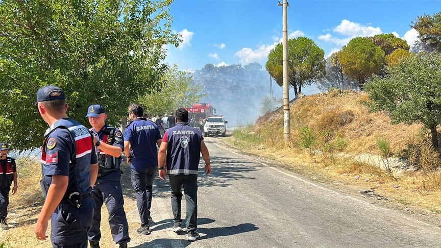 Balıkesir'de arazide başlayıp ormana sıçrayan yangına müdahale ediliyor haber görseli