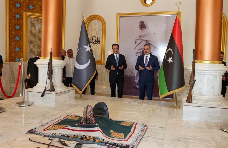 فيدان يزور ضريح عمر المختار في بنغازي