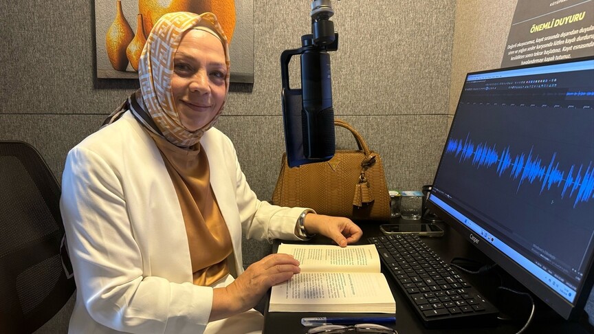 Gönüllüler, Rami Kütüphanesi'nde görme engelliler için kitap seslendiriyor haber görseli