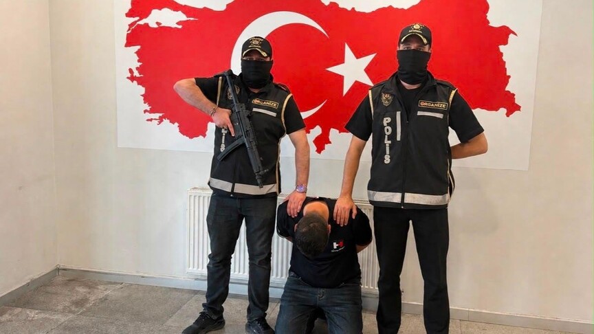 Yeni nesil suç örgütleriyle irtibatlı şüpheli Azerbaycan'da yakalanarak Türkiye'ye getirildi haber görseli