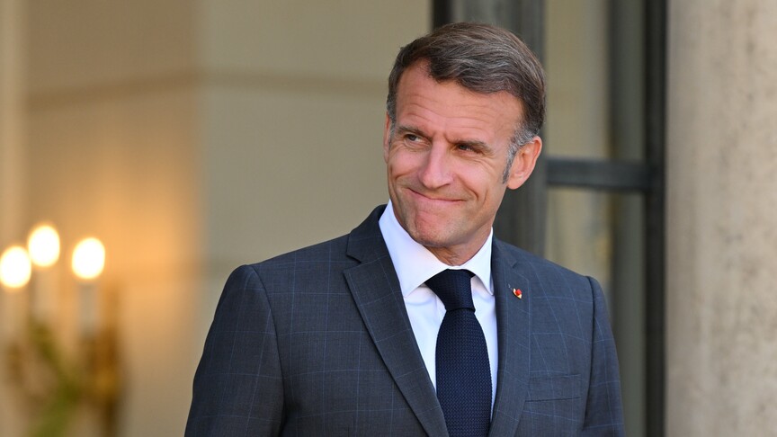 Fransa'da aşırı sıcak ve yangınlar sürerken, Macron'un tatil fotoğrafı siyasetçilerin tepkisini çekti haber görseli