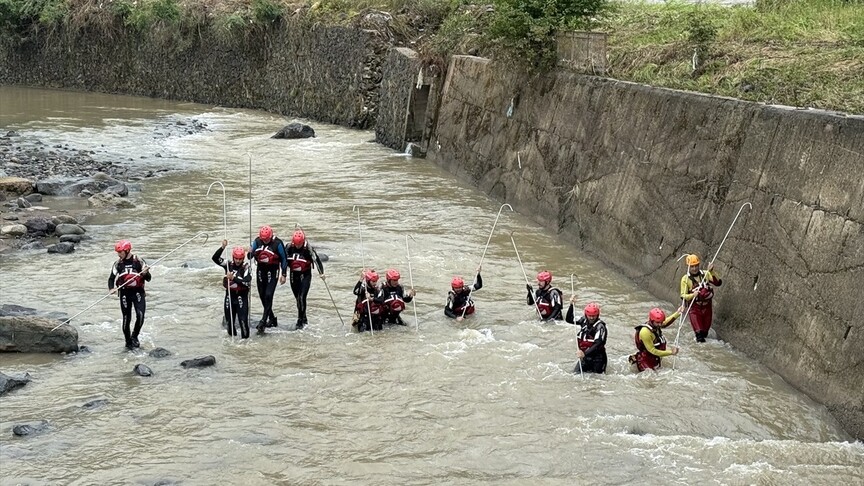 Giresun'da sel sularına kapıldığı değerlendirilen 2 kişi için arama çalışması devam ediyor haber görseli