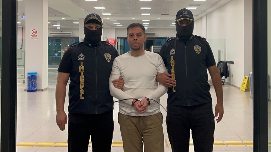 Türkiye'ye iade edilen organize suç örgütü elebaşı Serkan Kurtuluş tutuklandı haber görseli