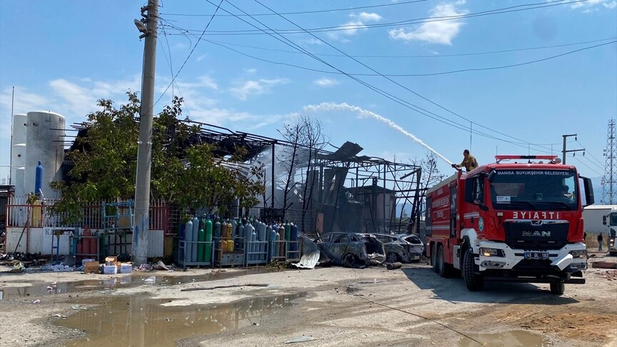 Manisa'da oksijen dolum tesisinde çıkan yangında 2 kişi hayatını kaybetti, 2 kişi yaralandı haber görseli