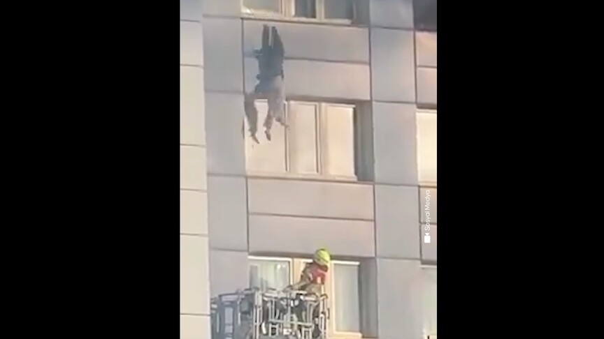 İtfaiye merdiveni yetişmeyince 11. kattan iki kat aşağıdaki kurtarma sepetine atlayarak yaralı kurtuldu haber görseli