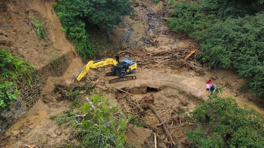 Giresun'daki etkili yağış mahalle ve köy yollarında hasara neden oldu haber görseli