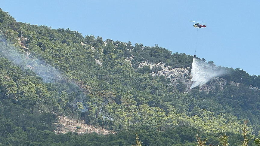 Antalya'da çıkan orman yangınına müdahale ediliyor haber görseli