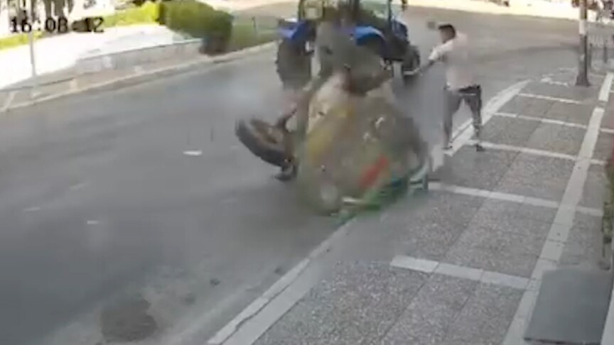İzmir'de yayanın traktörden kopan tankerin altında kalmaktan kurtulması kamerada haber görseli