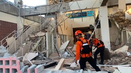 Endonezya'da 7,7 b&uuml;y&uuml;kl&uuml;ğ&uuml;nde deprem