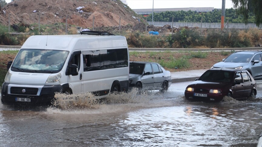Adana'da sağanak ve şiddetli rüzgar etkili oldu haber görseli