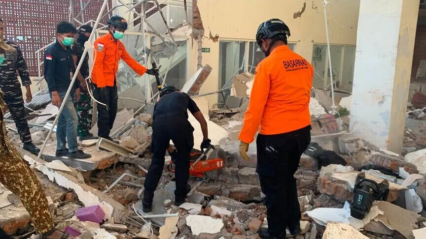 Indonezia shpall gjendjen e reagimit emergjent për 14 ditë pas tërmetit me magnitudë 7 7