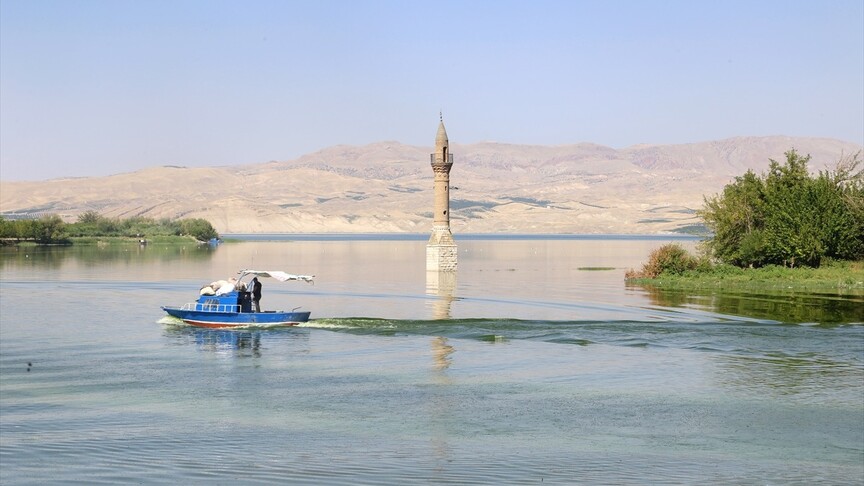 Karakaya Baraj Gölü'nde su altında kalan "yalnız minare" dronla görüntülendi haber görseli