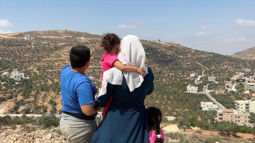 Filistinli anne, hasta kızının tedavisi için çıktığı evine İsrail ordusunun engeli nedeniyle dönemiyor haber görseli