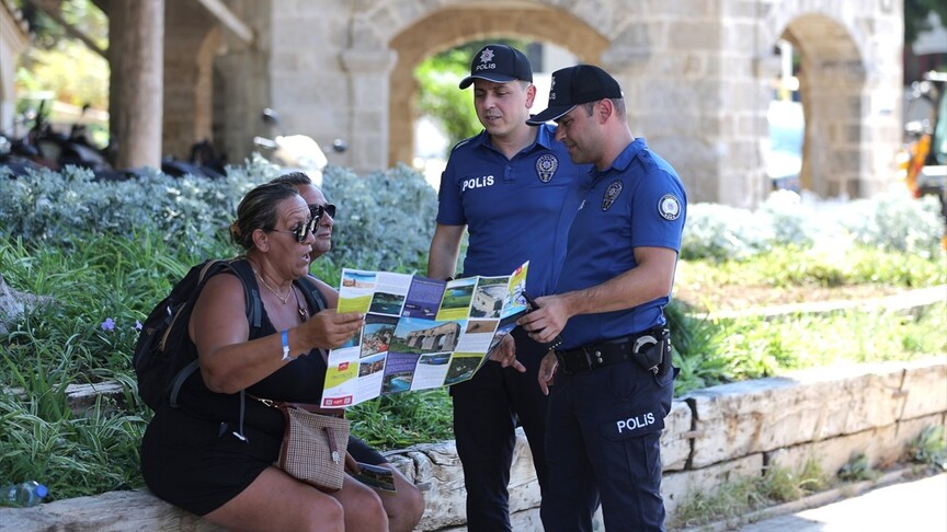 Antalya'da turizm polisleri, tatilcilerin huzuru için sahada haber görseli