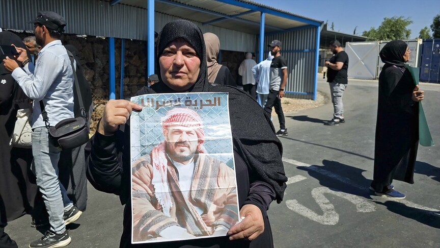 Suriyeliler, İsrail tarafından alıkonulan yakınları için Kuneytra'daki BM ofisi önünde gösteri yaptı haber görseli