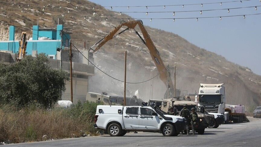 Israeli occupiers attack West Bank town, establish new illegal settlement outpost