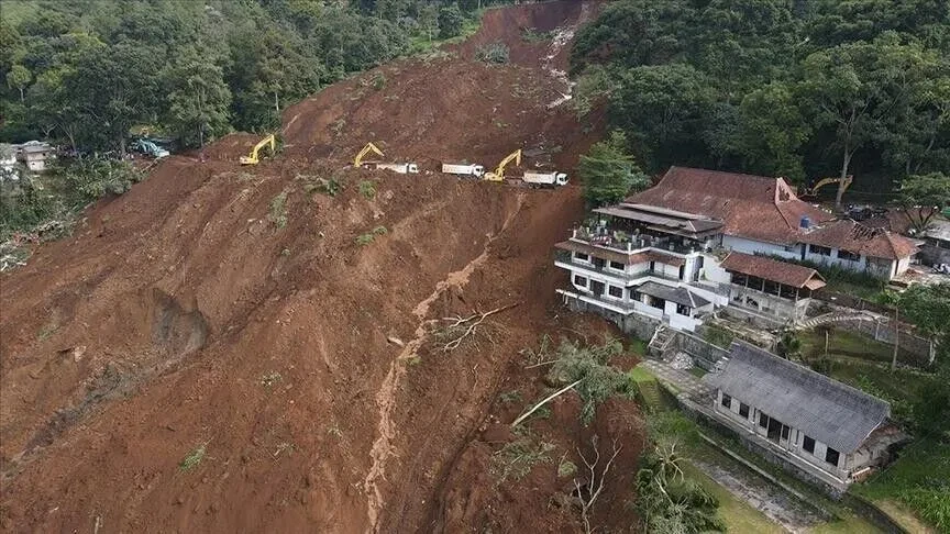 Një i vdekur dhe disa të zhdukur nga rrëshqitja e dheut në Kinën jugore