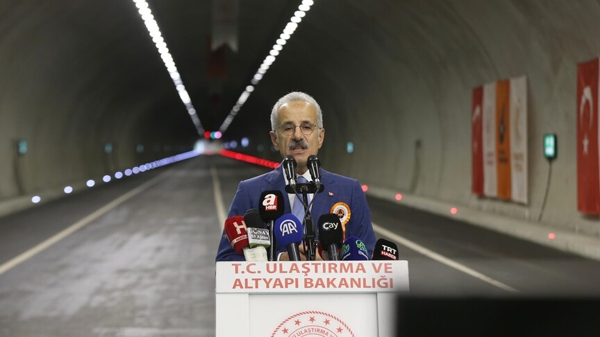Bakan Uraloğlu: Son 24 yılda, kara yolu altyapımıza yaptığımız yatırımlarla Türkiye'yi adeta yeniden inşa ettik haber görseli