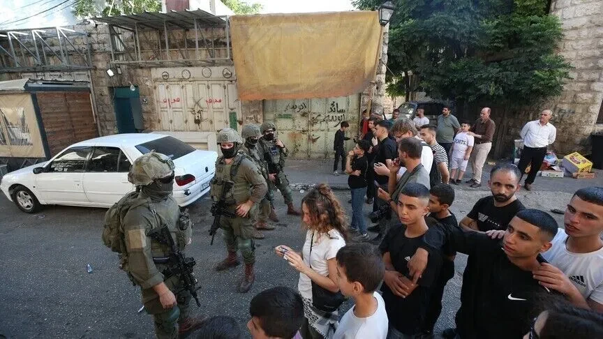 Okupuesit izraelitë vazhdojnë të rrethojnë familjet palestineze në Qusra në ditën e 9 të