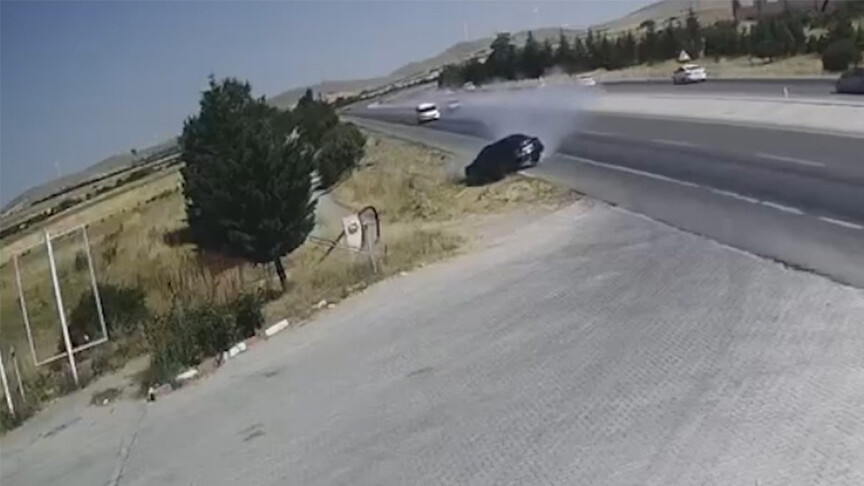 Konya'da iki otomobilin çarpıştığı kazada 2 kişi öldü, 1 kişi yaralandı haber görseli