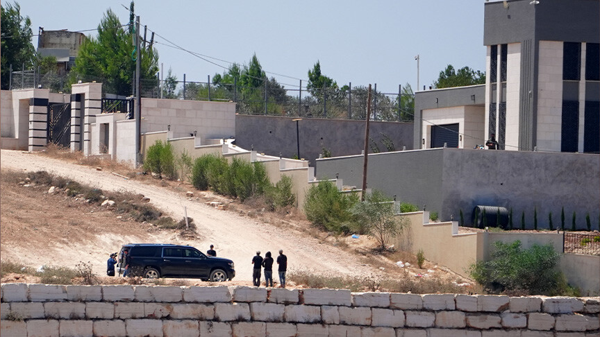 فلسطيني يحاصره مستوطنون: الجيش الإسرائيلي حول جزءا من منزلنا لثكنة