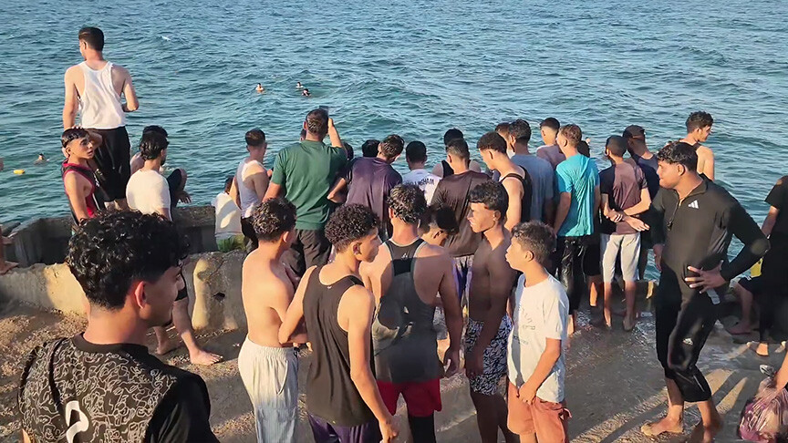 آخر متنفس.. بحر غزة يحتضن شبانا أنهكهم الحر والحرب