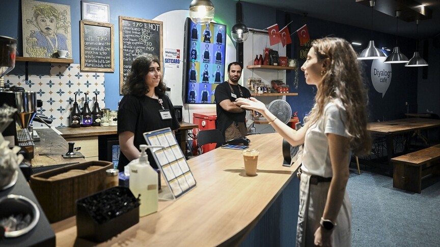İstanbul Diyalog Müzesi'nce kurulan kafede kahve siparişleri işaret diliyle veriliyor haber görseli