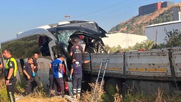 Muğla'da yolcu otob&uuml;s&uuml; ile tırın &ccedil;arpıştığı kazada 3 kişi &ouml;ld&uuml;, 17 kişi yaralandı