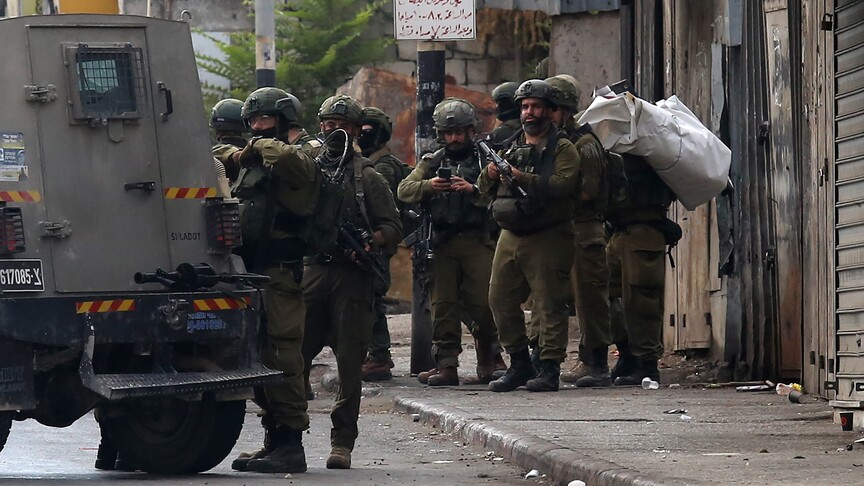 إصابة فلسطينيتين بشظايا رصاص إسرائيلي خلال اقتحام منزل في قصرة