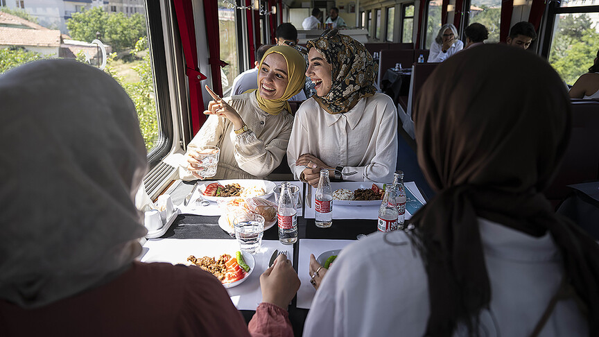 TCDD Taşımacılık AŞ 7 ana hat treninin yemekli vagonlarının işletme hakkı için ihale düzenleyecek haber görseli