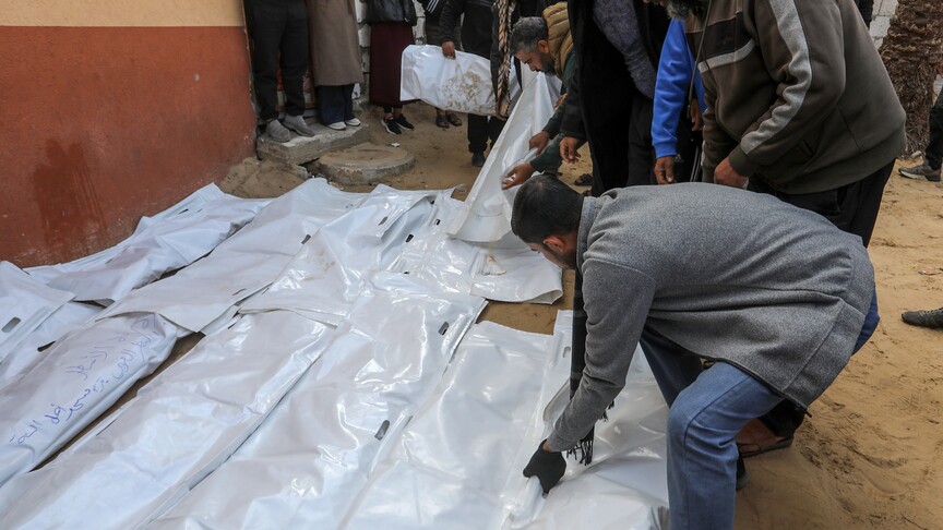 غزة.. الدفاع المدني ينتشل جثامين 11 فلسطينيًا من تحت أنقاض منزل مدمر