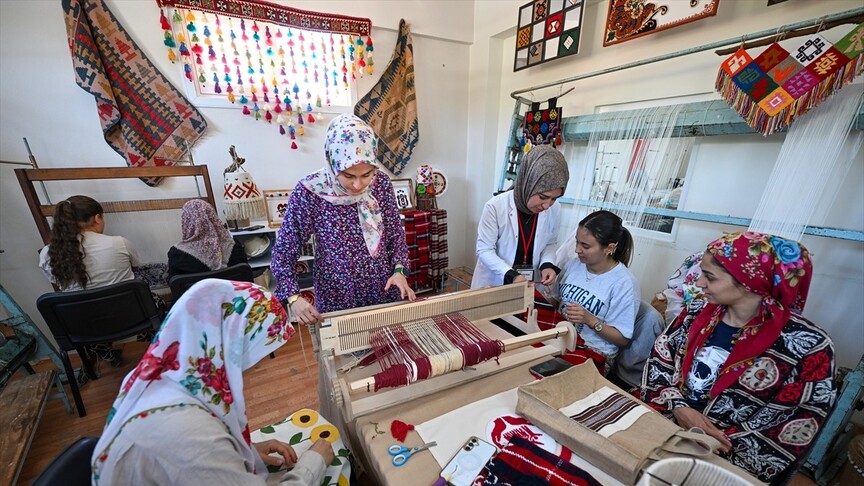 Gaziantep'te kadınlar geleneksel el dokumacılığını geleceğe taşıyor